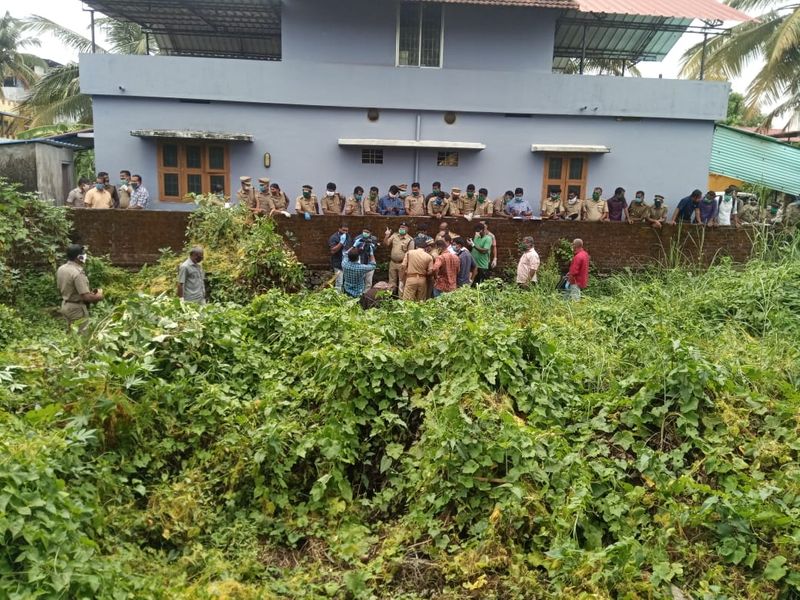 കൊലപാതകം നടന്ന വീട് തെളിവെടുപ്പിനായി പൊലീസ് സീൽ ചെയ്തു.