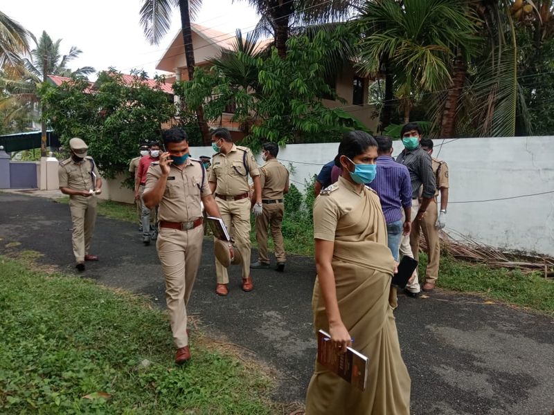 സുചിത്രയെ പാലക്കാട്ടെ വീട്ടില് വച്ച് കൊലപ്പെടുത്തി കുഴിച്ചുമൂടിയതായാണ് വിവരം. കൊട്ടിയത്ത് നിന്ന് ഉന്നത പൊലീസുദ്യോഗസ്ഥരുടെ നേതൃത്വത്തിൽ പൊലീസ് സംഘം പാലക്കാട്ടേക്ക് തിരിച്ചു. മൃതദേഹത്തിനായി തിരിച്ചിൽ നടക്കുകയാണ്.