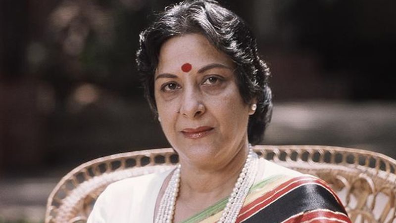 একাধিকবার আত্মহত্যার চেষ্টা করেন তিনি। সেই সময় কাউকে পাশে পাননি নার্গিস কেবল সুনীল দত্তকে ছাডা়।