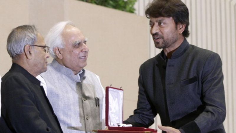 बता दें, इरफान खान को आखिरी बार फिल्म 'अंग्रेजी मीडियम' में देखा गया था। इसमें उनके अपोजिट लीड रोल में करीना कपूर और राधिका मदान ने काम किया था। कैंसर का इलाज कराकर लौटने के बाद उनकी ये पहली और अब आखिरी फिल्म हो गई है। हालांकि, ये मूवी कोरोना और लॉकडाउन के चलते बॉक्स ऑफिस पर कुछ खास प्रदर्शन नहीं कर पाई थी। 