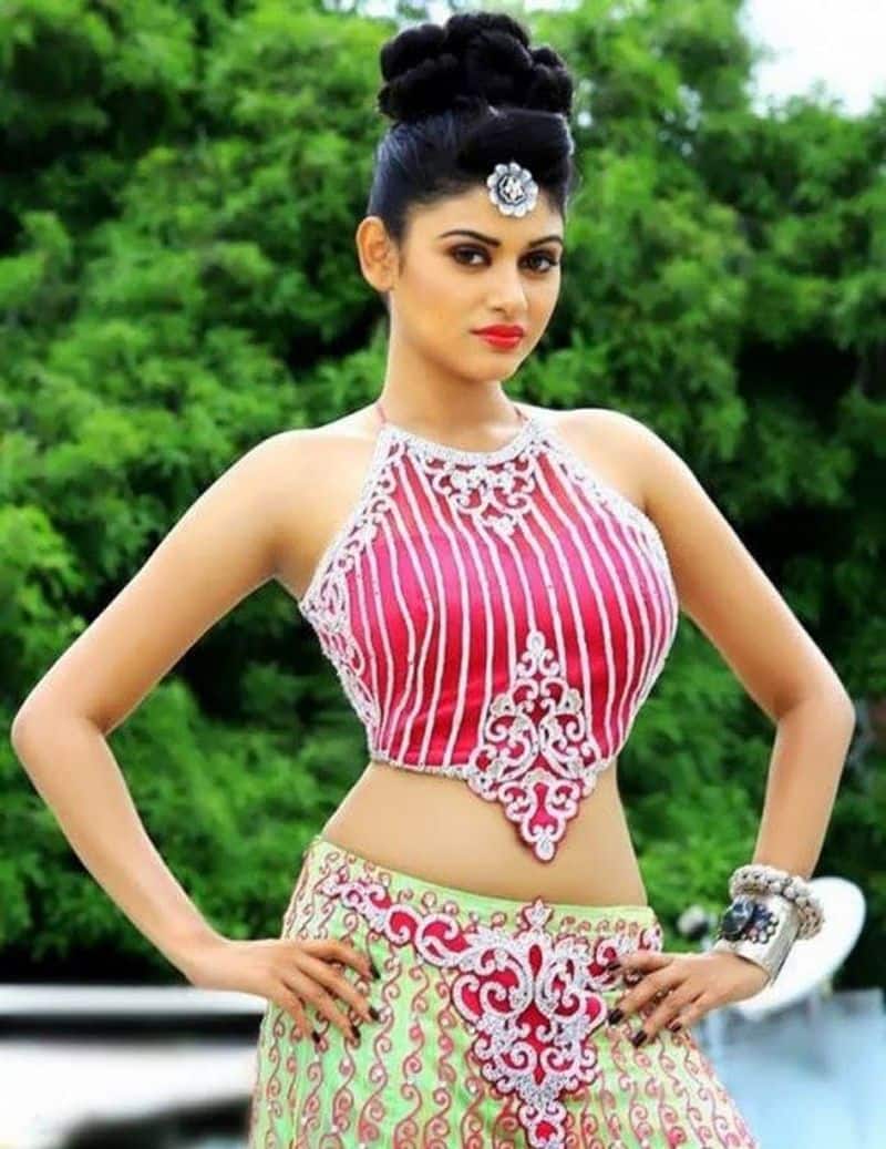 actress oviya show belly hot photo viral in social media