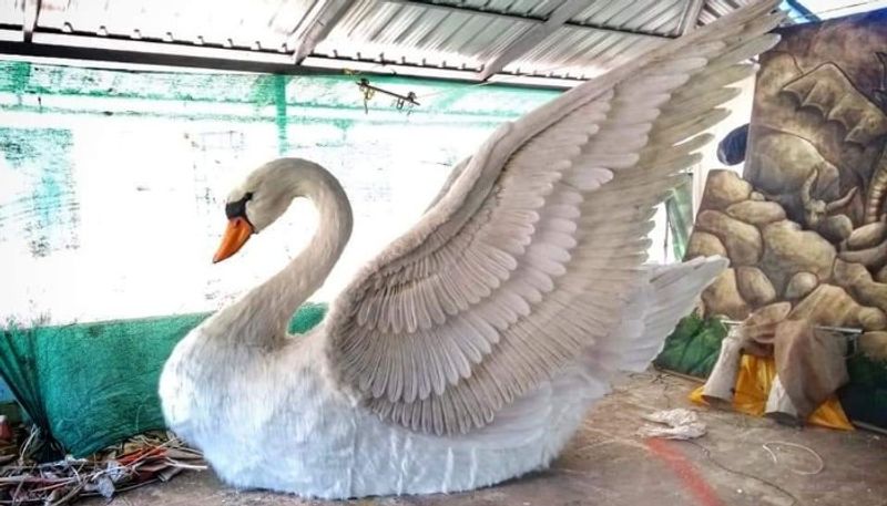 ಹಂಸದ ಫೋಟೋ ಮತ್ತು ಷೋ ಪೀಸ್ ಮನೆಯಲ್ಲಿ ಎಲ್ಲರ ದೃಷ್ಟಿ ಅದರ ಮೇಲೆ ಬೀಳುವಂತಿರಲಿ. ಇದರಿಂದ ಮನಸ್ಸು ಶಾಂತವಾಗಿರುತ್ತದೆ ಹಾಗೂ ಫೋಕಸ್ ಮಾಡಲು ಸಾಧ್ಯವಾಗುತ್ತದೆ.