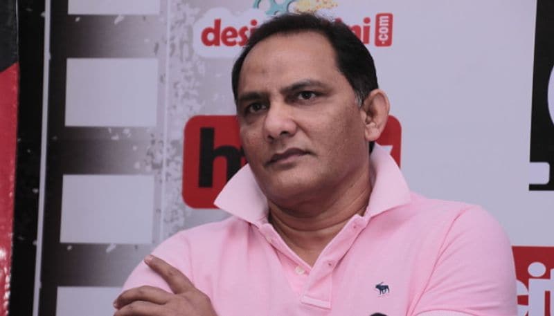 <p>আজহার লিখেছেন,'আমদাবাদ টেস্টে ব্যাটসম্যানেদের ব্যর্থতা দেখে হতাশ। এই ধরনের খটখটে পিচে যেখানে বল ঘোরে, সেখানে সাফল্য পাওয়ার রাস্তা হল শট নির্বাচন এবং পায়ের সঞ্চালন। সেখানে ব্যাটসম্যানেরা স্পাইক লাগানো বুট পরে কেন ব্যাট করতে নামছে, তা দেখেই অবাক হয়েছি। রবার সোলের জুতো পরে এ ক্ষেত্রে ব্যাট করলে ক্রিকেটারের সমস্যা হয় না।'<br />
</p>
