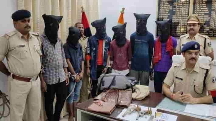 police arrested six criminals with arms and stolen bike in saran pra police arrested six criminals with arms and stolen bike in saran pra