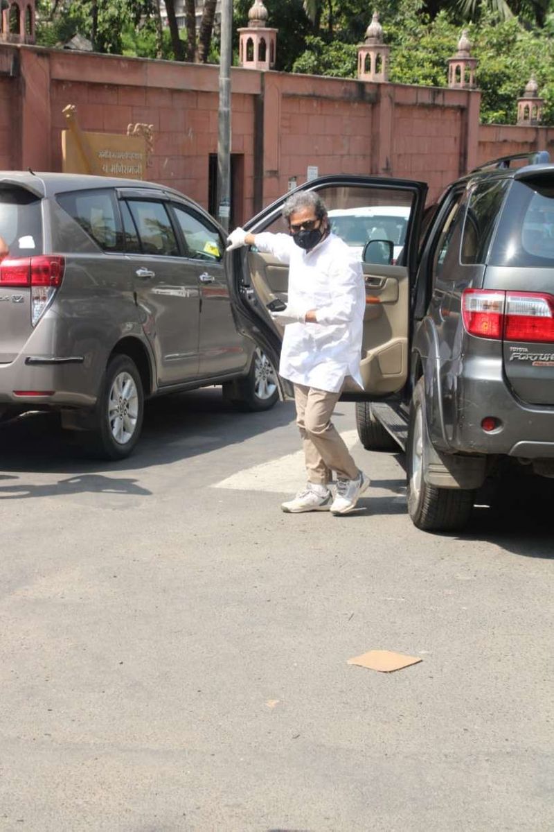 इससे पहले 25 अप्रैल को इरफान की मां सईदा बेगम का जयपुर में निधन हो गया था। वे 95 साल की थीं। लॉकडाउन के चलते इरफान अपनी मां के अंतिम संस्कार में शामिल नहीं हो पाए थे। उन्होंने वीडियो कॉन्फ्रेंसिंग के जरिए ही उन्हें अलविदा कहा था।