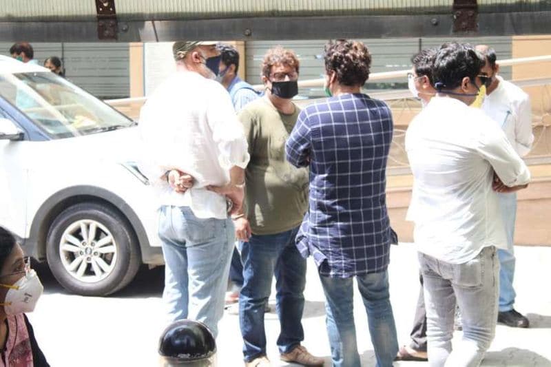 इरफान अपने इलाज की वजह से काफी दिनों तक फिल्मों से दूर रहे। हालांकि, लंदन से स्वस्थ होकर लौटने के बाद उन्होंने बॉलीवुड में वापसी की और अंग्रेजी मीडियम की शूटिंग भी की। फिल्म इसी साल 13 मार्च को रिलीज हुई थी, जिसमें इरफान खान के साथ राधिका मदान और करीना कपूर लीड रोल में थे।