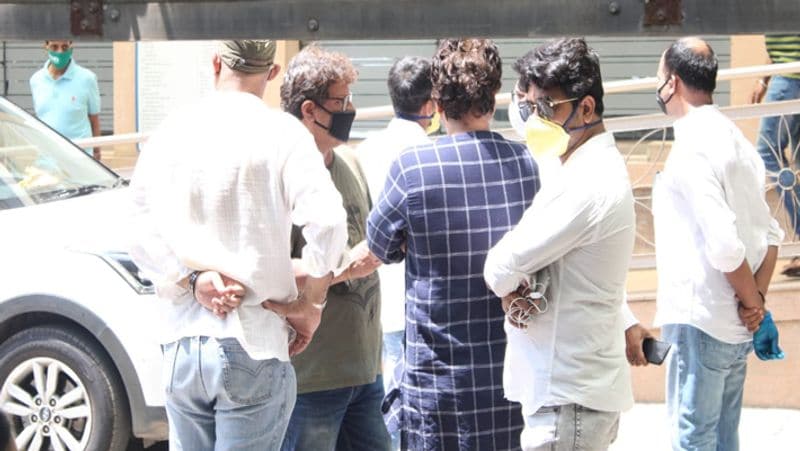 Irrfan was buried at the Versova kabrastan in Mumbai at 3pm this afternoon soon after the news of his passing away was announced. In presence were his family, close relatives and friends. Everyone paid their final respects and mourned the loss of his passing away. We pray for his peace and we hope he’s in a better place today. He was strong in his fight, and we all have to be strong too in this loss.