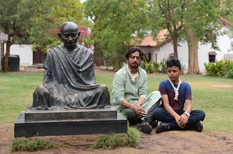 कैंसर की बीमारी से निजात पाने के बाद 2019 में वापसी करते हुए अभिनेता इरफान खान ने अंग्रेजी मीडियम फिल्म की शूटिंग की थी।