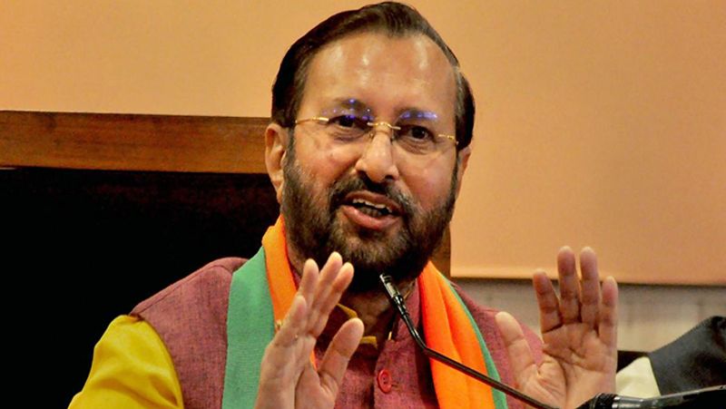 केंद्रीय मंत्री प्रकाश जावडेकर ने कहा- इरफान खान एक बहुमुखी अभिनेता थे। उनके निधन के बारे में सुनकर दुख हुआ। उनके परिवार, दोस्तों और प्रशंसकों के प्रति मेरी हार्दिक संवेदना। शांति