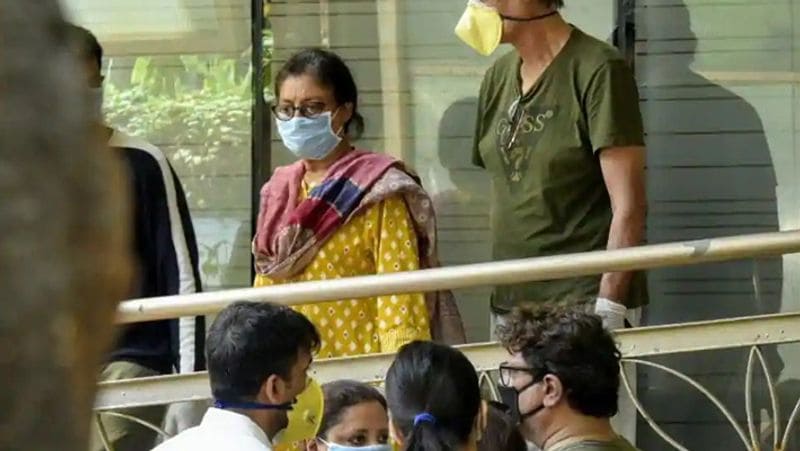 कोकिलाबेन अस्पताल के बाहर खड़ी इरफान की पत्नी सुतापा