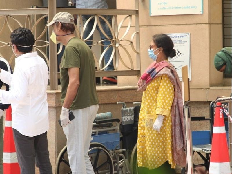 पीले सूट में अस्पताल के बाहर खड़ी इरफान खान की पत्नी।