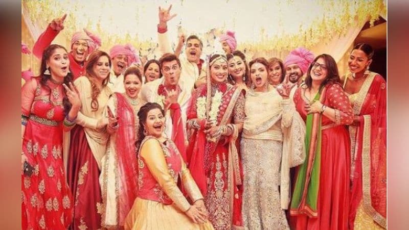 बिपाशा का नाम उनकी फिल्म 'जोड़ी ब्रेकर्स' के को-स्टार आर. माधवन से भी जुड़ा। 2015 में बिपाशा ने करन सिंह ग्रोवर को डेट करना शुरू किया और फिर दोनों ने 2016 में शादी कर ली।