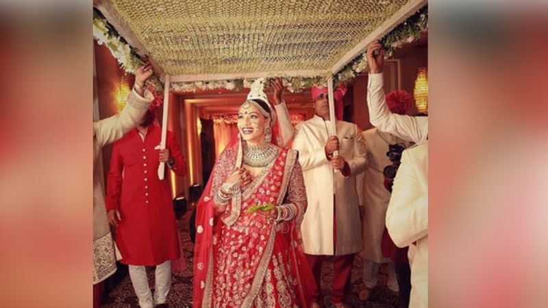 करन ने इससे पहले 2 दिसंबर, 2008 में टीवी एक्ट्रेस श्रद्धा निगम से शादी की थी। ये शादी 10 महीने ही चल पाई और दोनों में तलाक हो गया। इसके बाद उन्होंने एक्ट्रेस जेनिफर विंगेट से 9 अप्रैल, 2012 में शादी की थी। 2014 में जेनिफर ने खुद कहा था कि वे और करन अलग हो गए हैं।
