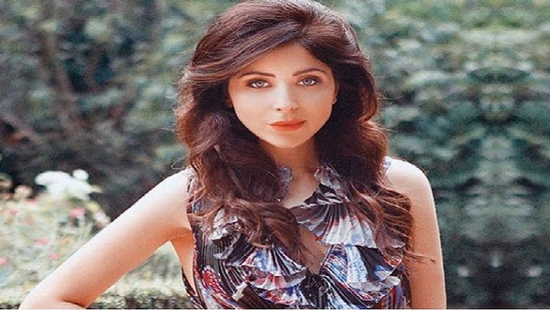 बता दें कि लखनऊ में कनिका कपूर ने होली के बाद 14 और 15 मार्च को एक लंच और डिनर में शिरकत किया था। 18 मार्च को तबीयत में कुछ गड़बड़ी महसूस होने पर उन्होंने खुद अपना कोरोना टेस्ट करवाया। डॉक्टरों की राय के बाद अस्पताल और क्वारेंटाइन में रहीं।