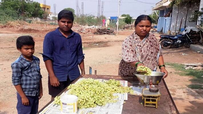 Gram Panchayat Member Ratnavva Bhajantri Sell Fruits in Hanumasagara in Koppal district due to Lockdown Gram Panchayat Member Ratnavva Bhajantri Sell Fruits in Hanumasagara in Koppal district due to Lockdown