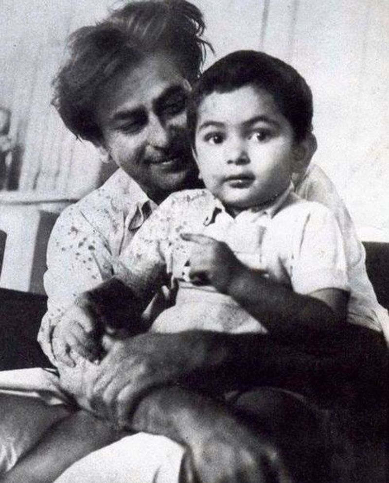 কিংবদন্তি অভিনেতা ঋষি কাপুরের মৃত্যুতে শোকের ছায়া নেমে এসেছে চলচ্চিত্র জগতে।