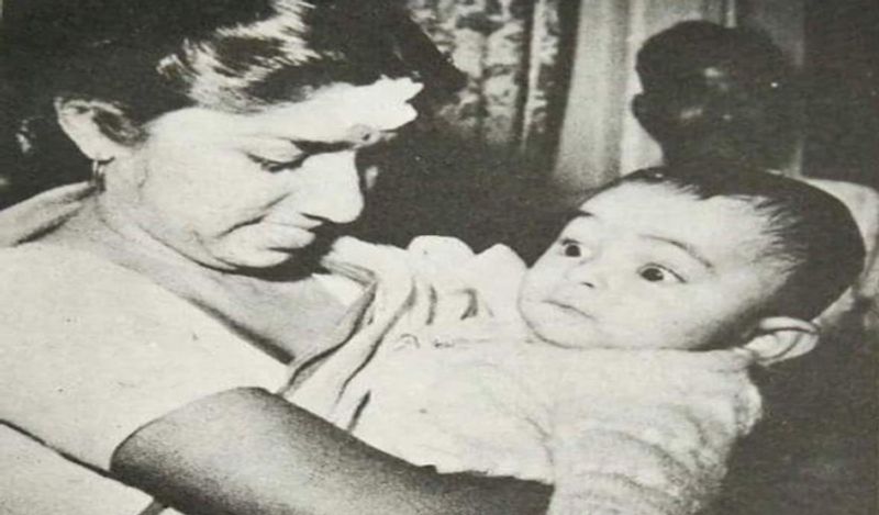এই ছবিটিও শেয়ার করেছিলেন ঋষি নিজেই।লতা মঙ্গেশকরের কোলে ছোট্ট ঋষির ছবি মুহূর্তে ভাইরাল হয়েছিল সোশ্যাল মিডিয়ায়।