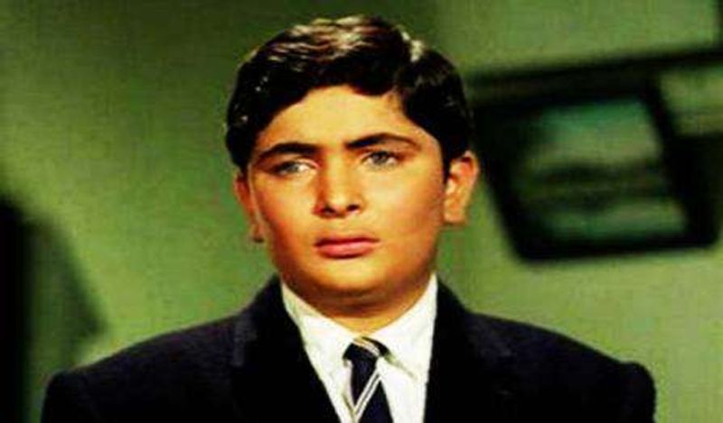 ১৯৭০ সালে রাজ কাপুরের ছবি 'মেরা নাম জোকার' ছবিতে শিশুশিল্পী হিসেবে প্রথম রূপোলি পর্দায় নজর কাড়েন ঋষি কাপুর।