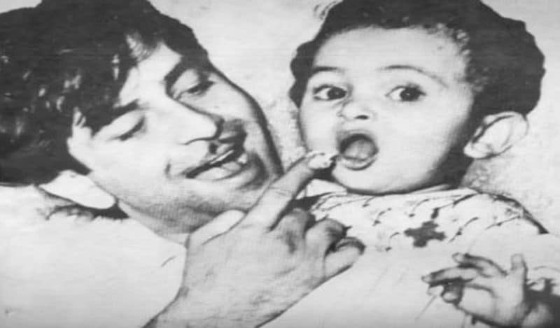 ১৯৫২ সালে ৪ সেপ্টেম্বর কাপুর পরিবারে আলো করে আসে ঋষি কাপুর। বাবা রাজ কাপুরের মেজ ছেলে হলেন ঋষি।