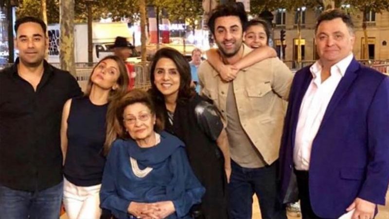 बता दें कि उनके अमेरिका जाने के दो दिन बाद उनकी मां कृष्णा राज का निधन हो गया था। लेकिन वो उनके अंतिम दर्शन के लिए भी इंडिया नहीं आ सके थे। 