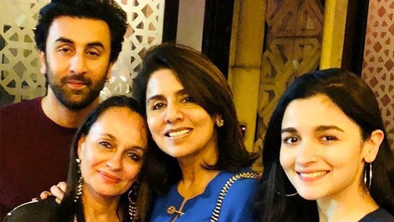 बता दें कि ऋषि कपूर 11 महीने तक न्यूयॉर्क में कैंसर का इलाज कराने के बाद सितंबर 2019 में मुंबई लौटे थे। इस दौरान उनकी पत्नी नीतू कपूर उनके साथ थी। ऋषि कपूर ने खुद 10 सितंबर 2019 को इस बात की जानकारी ट्वीट के जरिए दी थी कि वे 11 महीने और 11 दिन बाद घर वापस लौटे हैं।