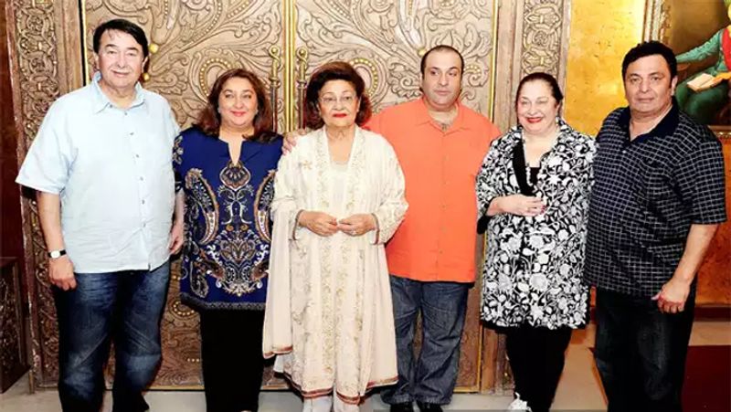 आपको बता दें कि ऋषि कपूर की बड़ी बहन ऋतु नंदन रिश्ते में अमिताभ बच्चन की समधन लगती थी। अमिताभ की बेटी श्वेता बच्चन ऋतु की बहू है। 