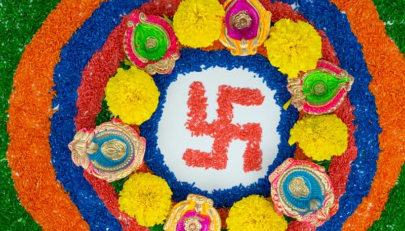 <p>বাস্তু দোষের শেষ হয় স্বস্তিক চিহ্ন দিয়ে- বাড়ির মূল প্রবেশপথে শুভ লক্ষণ তৈরির রীতি রয়েছে। </p>