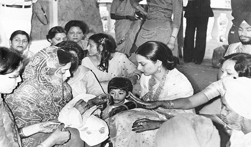 नीतू के चूड़ा सेरेमनी में रेखा ने जो नेकलेस कैरी किया वो मशहूर हरे रंग का 'रानीहार' था, जिसे उन्होंने फिल्म 'उमराव जान' के गाने 'इन आंखों की मस्ती' के दौरान भी पहना था। रेखा की मां पुष्पावली ने उन्हें ये हार दिया था।