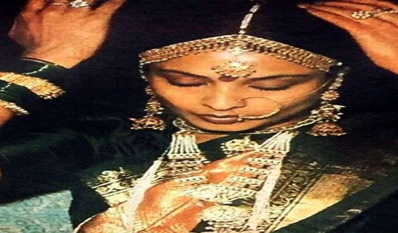 शादी में रेखा ने हरे रंग की सब्यसाची की साड़ी में दिखी थीं। साथ ही उन्होंने हेवी ज्वेलरी भी पहना था। 