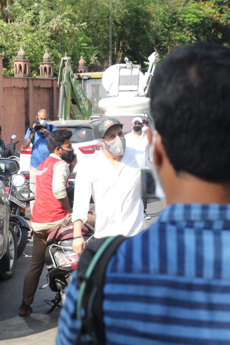 Irfan Khan Last Rites Photos