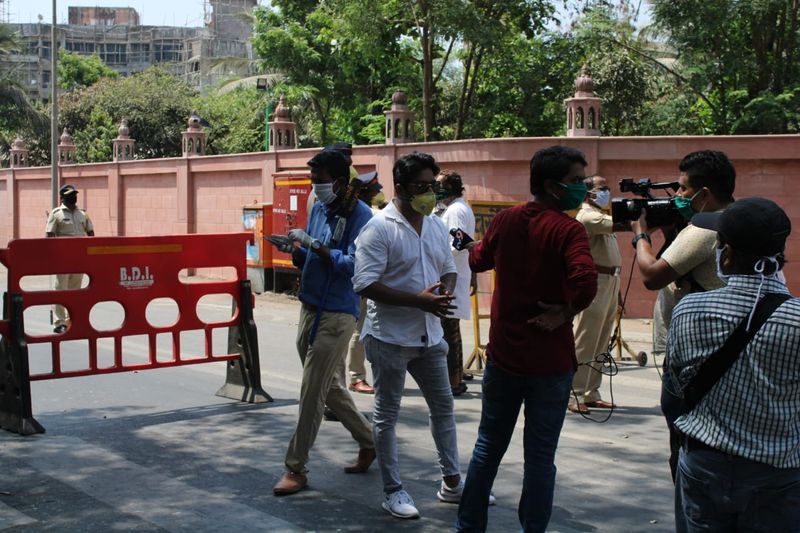Irfan Khan Last Rites Photos