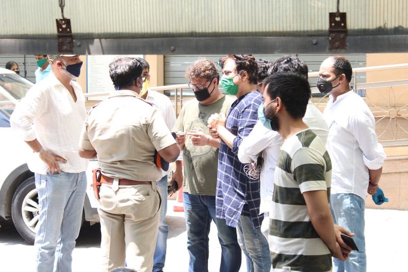 Irfan Khan Last Rites Photos