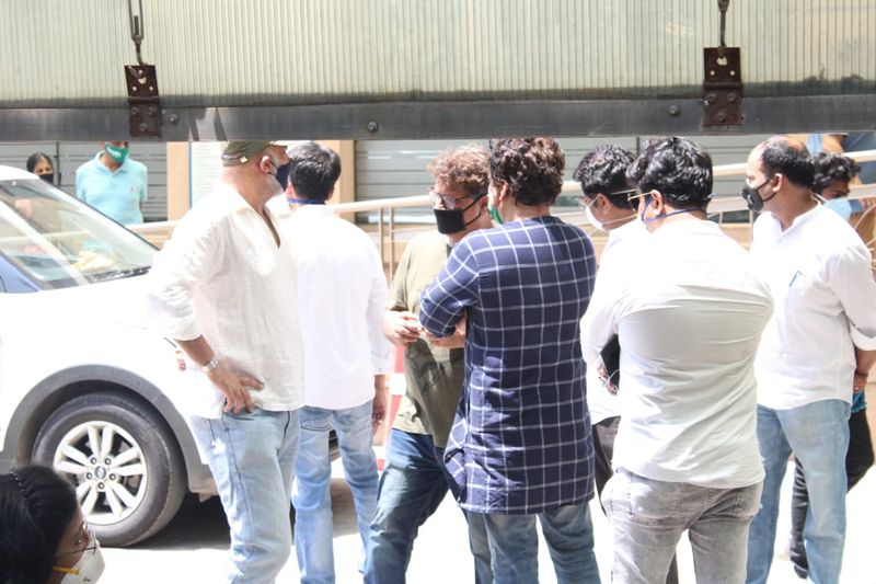 Irfan Khan Last Rites Photos