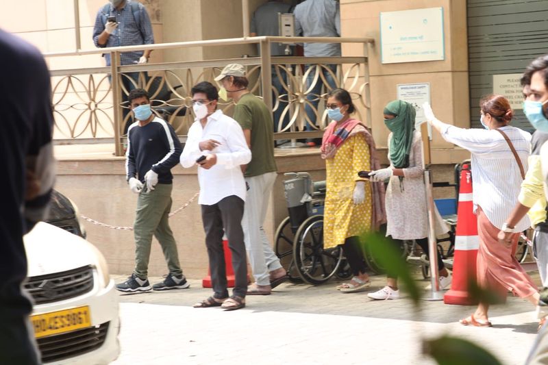 Irfan Khan Last Rites Photos