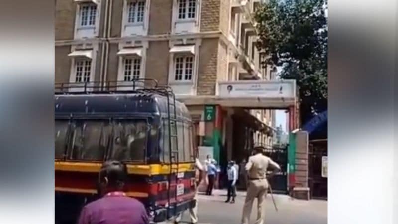जिस अस्पताल में ऋषि कपूर की बॉडी रखी है उसके बाहर बड़ी संख्या में पुलिस बल तैनात है।