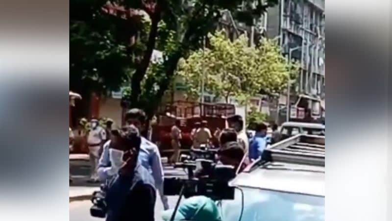 अस्पताल के बाहर मीडिया फोटोग्राफर्स और रिपोर्ट्स भी मौजूद हैं।