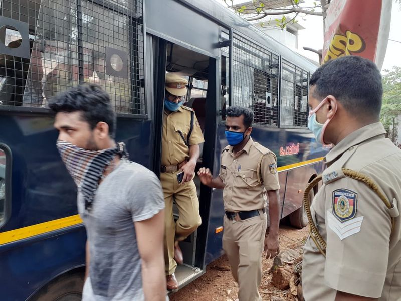 ഇന്ന് രാവിലെ 9 മണിയോടെയാണ് മലപ്പുറം ചട്ടിപ്പറമ്പിൽ നൂറോളം വരുന്ന അതിഥി തൊഴിലാളികൾ പ്രതിഷേധവുമായി എത്തിയത്.