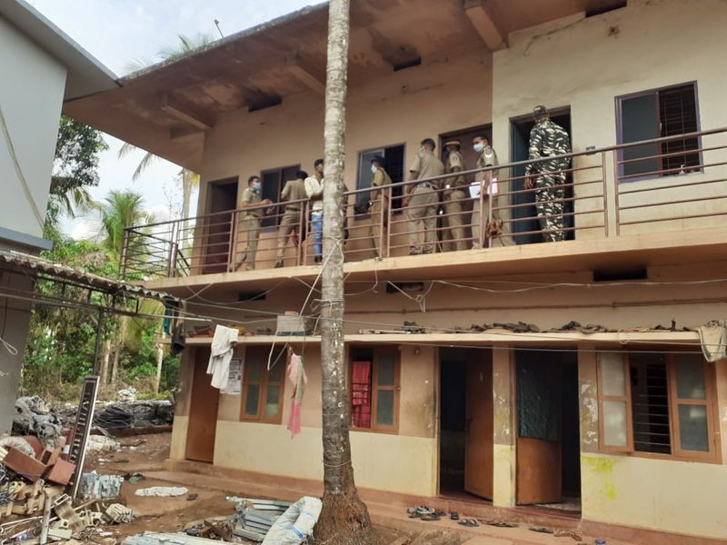 നിരവധി അതിഥി തൊഴിലാളികളെ പൊലീസ് കസ്റ്റഡിയിലെടുത്തു. ഇവരെ ചോദ്യം ചെയ്തു വരികയാണ്.