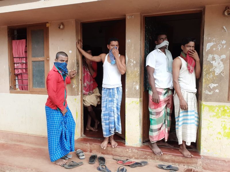തുടര്ന്ന് സ്ഥലത്തെത്തിയ പൊലീസ് ആദ്യം ഇവരോട് പിരിഞ്ഞ് പോകാനാവശ്യപ്പെട്ടു. എന്നാല് ഇവര് പിരിഞ്ഞ് പോകാന് തയ്യാറാകാത്തതിനെ തുടര്ന്നാണ് ലാത്തി വീശിയിത്.