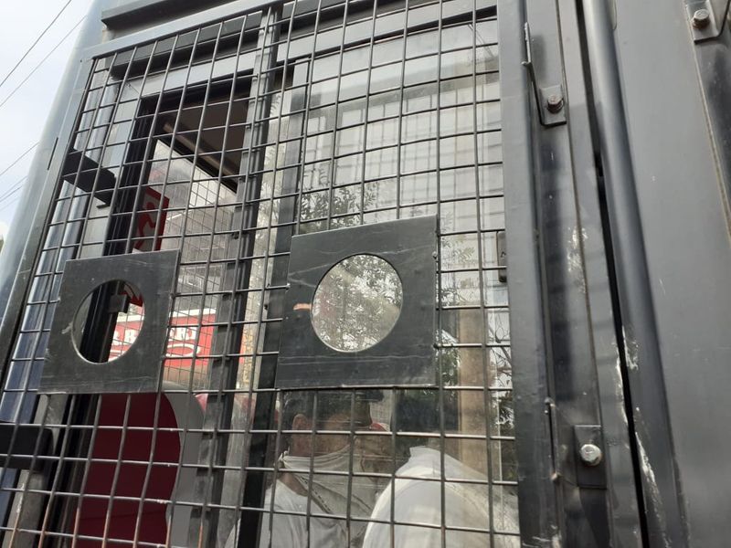ലോക്ഡൗൺ ലംഘിച്ച് ഇതരസംസ്ഥാന തൊഴിലാളികള് പ്രതിഷേധ പ്രകടനം തുടങ്ങിയ ഉടൻ പൊലീസിൽ വിവരം ലഭിച്ചു.