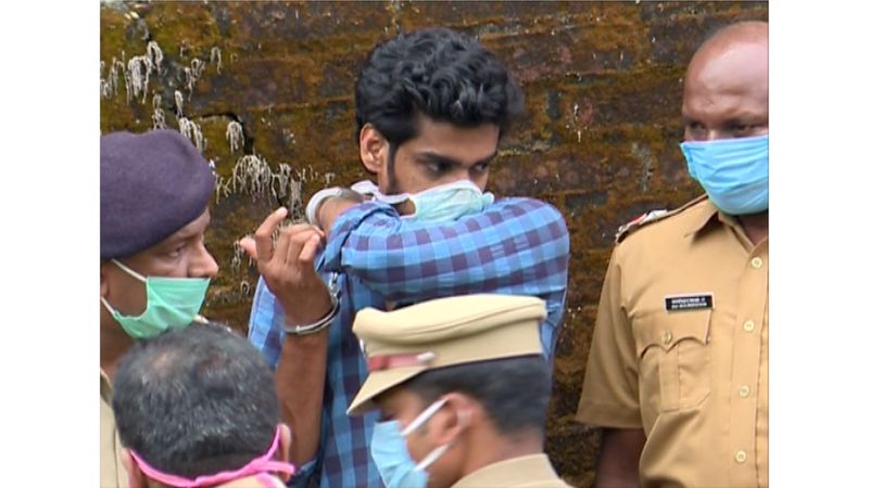 രണ്ടു കാലും മുറിച്ച നിലയിരുന്നു മൃതദേഹം. കൊലപാതകം നടത്തിയ ശേഷം മൃതദേഹം എങ്ങനെ മറവു ചെയ്യുമെന്ന ആശയക്കുഴപ്പം പ്രശാന്തിനുണ്ടായിരുന്നു. ആദ്യം മൃതദേഹം പെട്രോള് ഉപയോഗിച്ച് കത്തിക്കാനാണ് നോക്കിയത്.