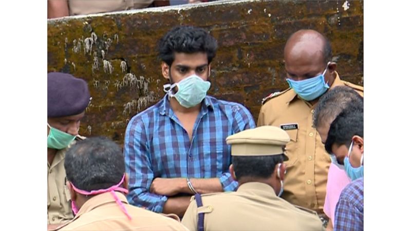 എന്നാല്, ആ മാര്ഗം വിജയിച്ചില്ല. തുടര്ന്നാണ് വീടിനടുത്ത് തന്നെയുള്ള പറമ്പില്കുഴികുത്തി മൂടാന് നോക്കിയത്.
