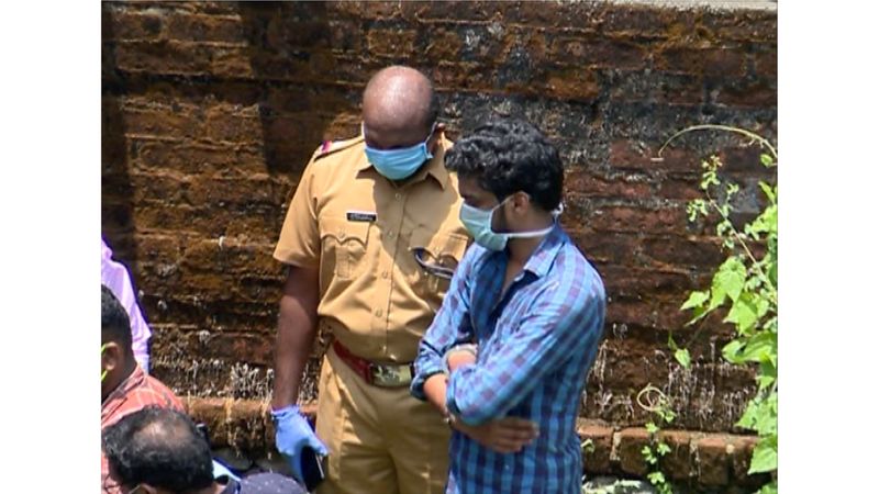 പക്ഷേ കുഴി ചെറുതായി പോയി. ഇതോടെ രണ്ട് കാലുകളും മുറിച്ച് മാറ്റുകയായിരുന്നുവെന്നാണ് പ്രതി മൊഴി നല്കിയിരിക്കുന്നത്.