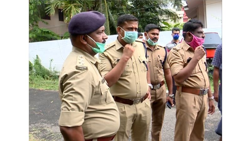 കൊല്ലപ്പെടുമ്പോള് സുചിത്ര ഗര്ഭിണിയായിരുന്നുവെന്നാണ് പൊലീസ് പറയുന്നത്. രണ്ടര ലക്ഷം രൂപയാണ് പ്രശാന്ത് സുചിത്രയ്ക്ക് നല്കാനുണ്ടായിരുന്നത്.