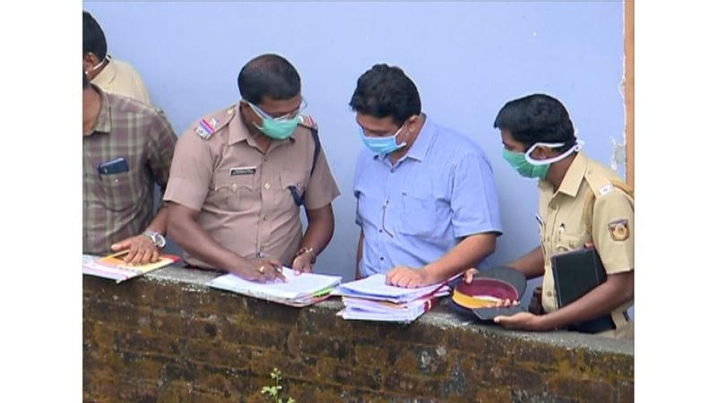 ഈ സാമ്പത്തിക ഇടപാടുകളും ഗര്ഭച്ഛിദ്രത്തിന് തയാറാകാതെയിരുന്നതുമാണ് കെലാപാതകത്തിലേക്ക് പ്രശാന്തിനെ നയിച്ചതെന്ന പ്രാഥമിക നിഗമനത്തിലാണ് പൊലീസ് ഇപ്പോള് എത്തിച്ചേര്ന്നിരിക്കുന്നത്.