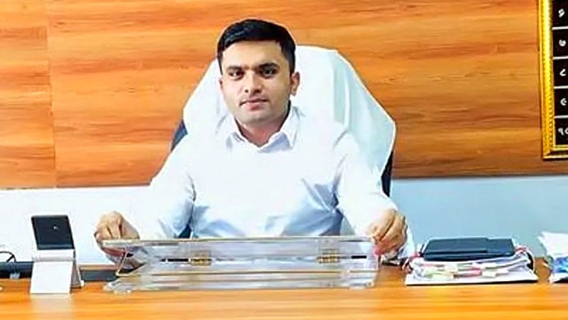 देव के पिताजी अध्यापक थे और बेहतर शिक्षा के लिए गांव से शहर आ गए तथा आगे की स्कूली शिक्षा शहर में ही हुई। 11वीं से आगे फिर से सरकारी स्कूल और फिर बाड़मेर कॉलेज से ही बी.एस-सी. किया। यूँ तो सिविल सर्विस का सपना उनका बचपन से ही था, लेकिन उसके लिए तैयारी स्नातक पूर्ण होने के बाद ही प्रारंभ हुई।