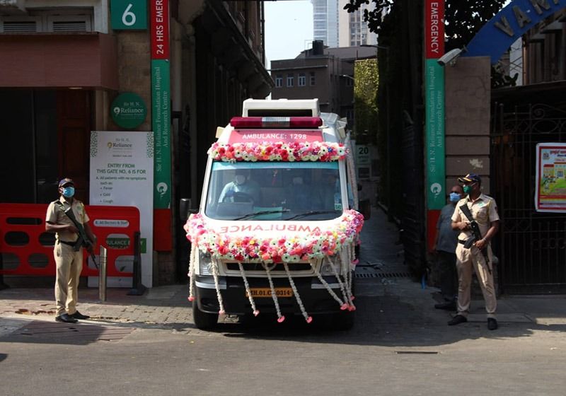 দুপুর সাড়ে তিনটে নাগাদ মরদেহ বার করা হয় চন্দনবাড়ির উদ্দেশ্যে। মিলছিল না ফুল। পুলিশের তৎপরতায় সেজে উঠল অ্যাম্বুলেন্স।