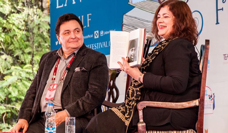  ऋषि कपूर ने ऐसे शुरू की थी रिश्वत लेना
ऋषि कपूर ने कहा था- जब में दो साल का था तो उस समय मुझे फिल्म श्री 420 में एक छोटा सा रोल करना था, जिसमें मुझे कहा गया था कि तुमको पानी में चलना है, लेकिन मैंने ऐसा करने से मना कर दिया और रोने लगा। तो नरगिस जी ने एक चॉकलेट दिया तो मैंने यह अभिनय कर दिया। टॉपी की रिश्वत लेकर वो अभिनय किया था।
(यह तस्वीर साल 2017 के लिटरेचर फेस्टिवल की है।)