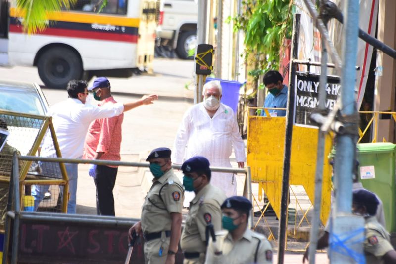Actor Rishi Kapoor Last Rites Exclusive Photos