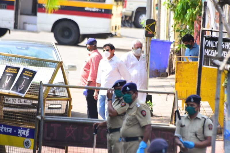Actor Rishi Kapoor Last Rites Exclusive Photos